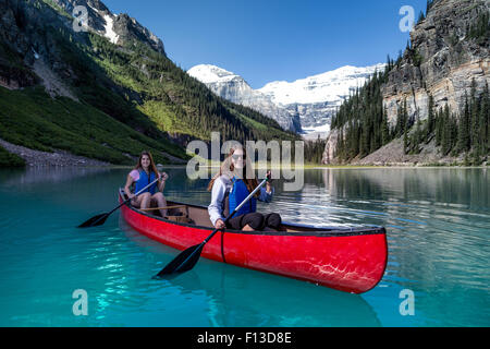 Due ragazze kayak, Lago Louise, il Parco Nazionale di Banff, Alberta, Canada Foto Stock