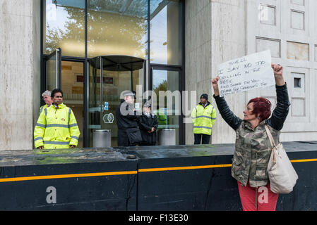 Londra, Regno Unito. 26 Ago, 2015. Charlotte Chiesa si unisce il Requiem per Arctic ice il diciottesimo giorno di inviare un messaggio alla società Shell per interrompere la perforazione nell'Artico.Charlotte ha cantato "Questa amara terra' una canzone da Max Richter e Diane Washington. Credito: Velar concedere/ZUMA filo/Alamy Live News Foto Stock