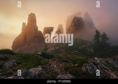 Montagne all'alba, Cinque Torri, Veneto, Italia Foto Stock