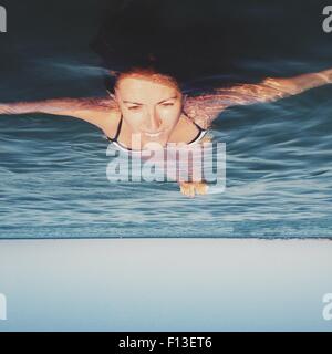Donna galleggianti in mare Foto Stock