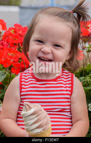 Ritratto di una ragazza sorridente con un gelato Foto Stock