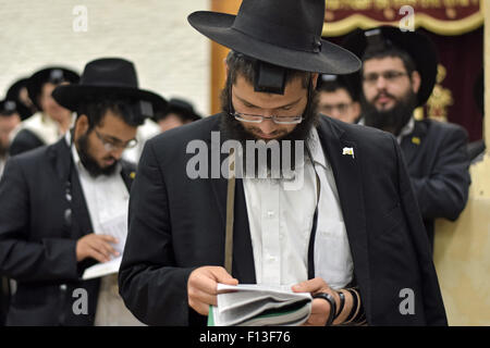 Un gruppo di giovani religiosi a servizi di mattina in Crown Heights, Brooklyn, New York City Foto Stock