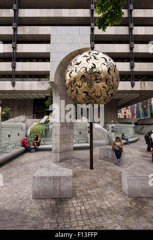 Crann una funzione OIR, scultura da Éamonn O'Doherty nella Banca centrale Plaza off dame street a Dublino, Irlanda. Foto Stock