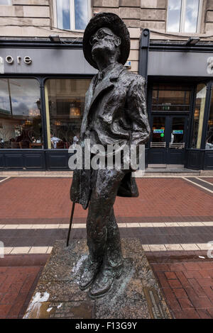 Statua di bronzo di James Joyce da Marjorie Fitzgibbon su North Earl Street a Dublino, Irlanda. Foto Stock