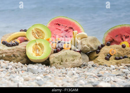 Frutta estiva contro il mare. Foto Stock