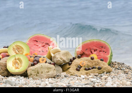 Frutta estiva sulle rocce. Foto Stock