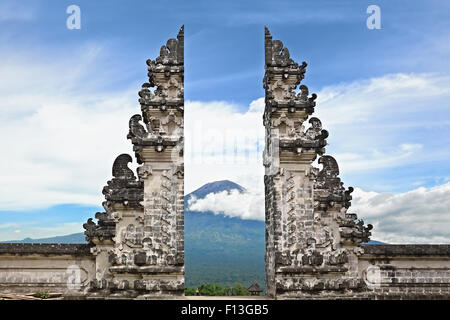 Cancello di ingresso Pintu Bintar al tempio tradizionale Lempuyang sul Monte Agung sfondo - isola di Bali simbolo. Foto Stock