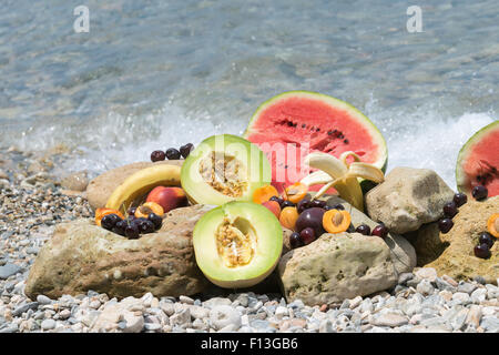 Frutta estiva contro le onde. Foto Stock