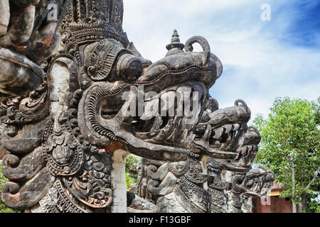 Indonesiano tradizionale arte e simbolo di balinese di religione indù - i volti dei draghi mitologici nella parte anteriore del tempio Lempuyang. Foto Stock