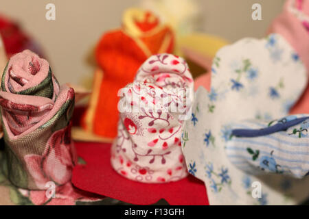 Esposizione di fiori realizzati con materiali diversi tessuti rose e petali multicolore Foto Stock