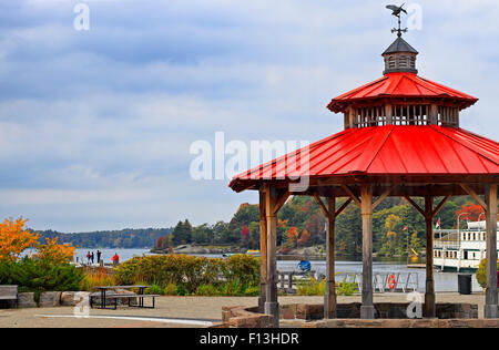 Gravenhurst steamship nel dock e turisti in cerca di Autunno a colori intorno al lago Muskoka con caratteristico gazebo in primo piano Foto Stock