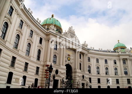 Vienna, la facciata del Palazzo di Hofburg sulla Michaelerplatz. Palazzo di Hofburg è l'ex palazzo imperiale nel centro di Vienna. Parte del palazzo costituisce la residenza ufficiale e il lavoro del presidente dell'Austria. Costruita nel XIII secolo e ampliato nei secoli dal momento che il palazzo ha ospitato alcune delle persone più potenti in Europa e la storia austriaca, compresi i sovrani della dinastia degli Asburgo, sovrani dell'Impero Austro-ungarico. Essa fu la principale residenza imperiale di inverno. Foto Stock