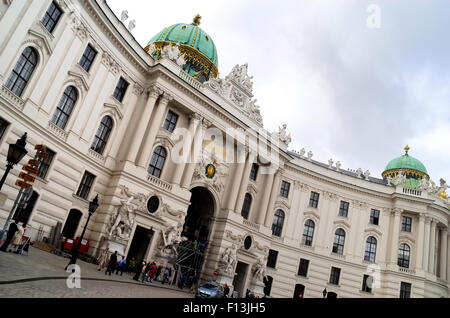 Vienna, la facciata del Palazzo di Hofburg sulla Michaelerplatz. Palazzo di Hofburg è l'ex palazzo imperiale nel centro di Vienna. Parte del palazzo costituisce la residenza ufficiale e il lavoro del presidente dell'Austria. Costruita nel XIII secolo e ampliato nei secoli dal momento che il palazzo ha ospitato alcune delle persone più potenti in Europa e la storia austriaca, compresi i sovrani della dinastia degli Asburgo, sovrani dell'Impero Austro-ungarico. Essa fu la principale residenza imperiale di inverno. Foto Stock