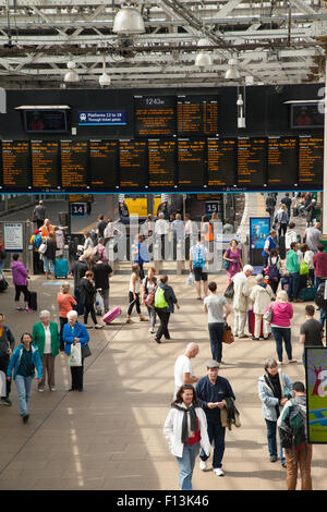 Edinburgh Waverley stazione ferroviaria di schede di destinazione. Foto Stock