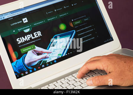 Sito web appartenente al Lloyds Bank viene visualizzato su un computer portatile Foto Stock