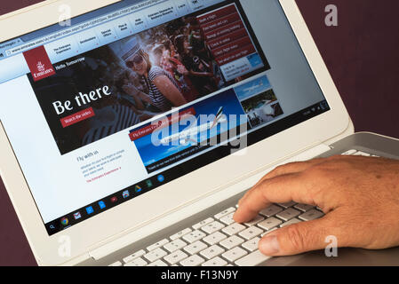 Sito web appartenenti a Emirates vengono visualizzati su un computer portatile Foto Stock