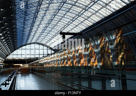 Stazione ferroviaria internazionale di St Pancras Station tetto trainshed William Henry barlow Londra Foto Stock