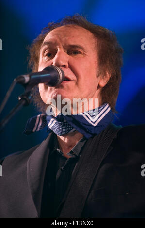 Ex attorcigliamenti frontman Ray Davies con la sua band eseguendo sul palco a Brecon Jazz Festival 2015 Foto Stock