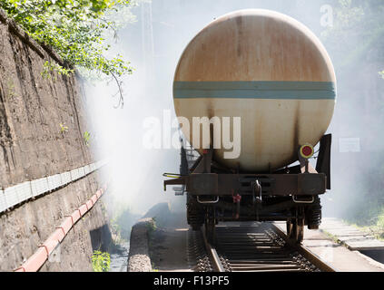 Petroliera treno è visto in fumo vicino a Sofia, Bulgaria. La sicurezza antincendio e la protezione civile servizio al reparto antincendio è di formazione Foto Stock