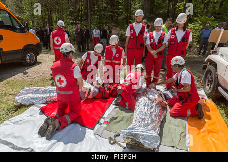 Sofia, Bulgaria - 19 Maggio 2015: volontari dal Bulgarian organizzazione della Croce Rossa stanno partecipando a un corso di formazione con il fuoco depar Foto Stock