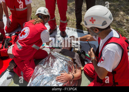 Sofia, Bulgaria - 19 Maggio 2015: volontari dal Bulgarian organizzazione della Croce Rossa stanno partecipando a un corso di formazione con il fuoco depar Foto Stock