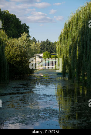 Vie navigabili in Briare dove il Canal de Briare incontra e attraversa il fiume Loira. Il Canal de Briare collega il fiume Loira con Foto Stock