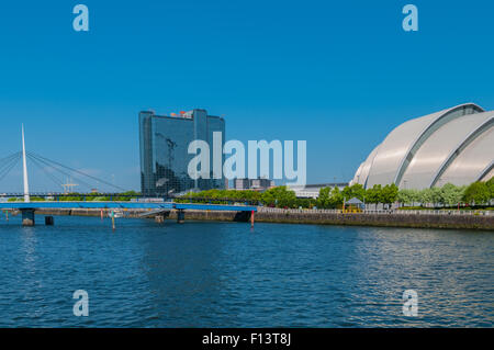 Bell il ponte sul fiume Clyde Glasgow con il Crowne Plaza Hotel e Clyde Auditorium Scozia Scotland Foto Stock
