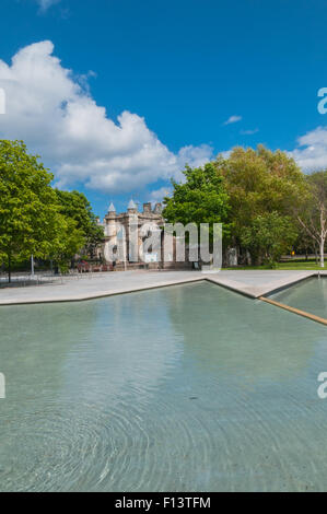 Piscina fuori edificio del parlamento scozzese di Edimburgo Holyrood guardando oltre al Palazzo di Holyrood Scozia Scotland Foto Stock