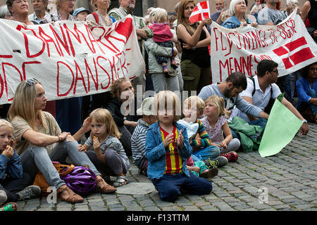 Copenhagen, Danimarca, Agosto 26th, 2015. La Copenhagener raccoglie in un rally contro una legge approvata oggi che riduce i rifugiati indennità drammaticamente. Lo scopo è quello di dissuadere i profughi dall'entrare nel paese e di forzare l'integrazione. I critici dice la legge porterà solo emarginazione. Credito: OJPHOTOS/Alamy Live News Foto Stock