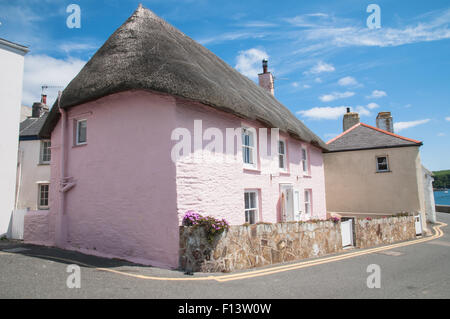 Rosa con tetto in paglia e Cottage fishermens vecchio cottage St Mawes Cornwall Inghilterra Foto Stock