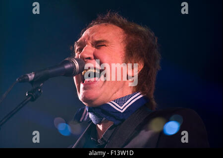 Ex attorcigliamenti frontman Ray Davies con la sua band eseguendo sul palco a Brecon Jazz Festival 2015 Foto Stock