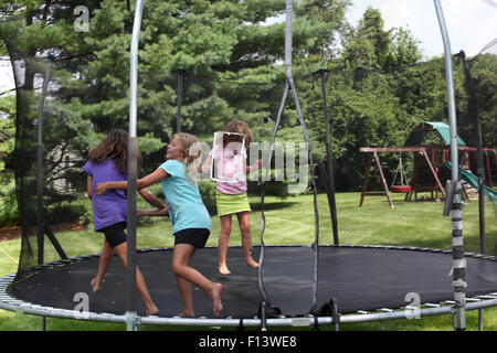 Tre ragazze di saltare sul trampolino Foto Stock