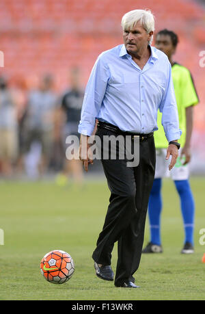 Washington, DC, Stati Uniti d'America. 25 Ago, 2015. 20150825 - Montego Bay ha unito il F.C. coach Timothy Hankinson visualizzata prima di un Concacaf Champions League match contro il C.C. Uniti a RFK Stadium di Washington. Regno sconfitto Montego Bay, 3-0. © Chuck Myers/ZUMA filo/Alamy Live News Foto Stock
