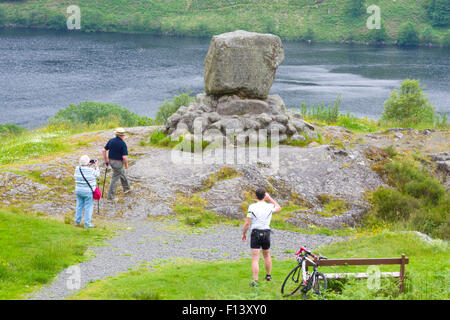 I turisti a Bruce della pietra, Glen Trool, Galloway Forest Park, Dumfries & Galloway, Scozia in estate Foto Stock