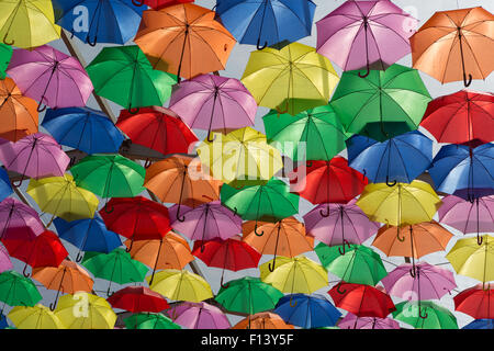 Ci sono un sacco di ombrelloni di colorare il cielo della città di Agueda, Portogallo Foto Stock