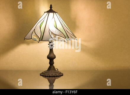 Lampada da tavolo sulla scrivania Foto Stock