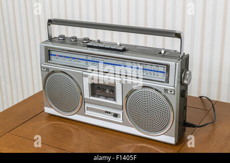 Vecchio boom box radio registratore a cassetta sul tavolo di legno. Foto Stock