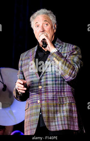 Tom Jones svolge V Festival Hylands Park su 22/08/2015 a Hylands Park, Chelmsford. Persone nella foto: Tom Jones. Foto di Julie Edwards Foto Stock