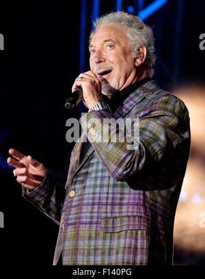 Tom Jones svolge V Festival Hylands Park su 22/08/2015 a Hylands Park, Chelmsford. Persone nella foto: Tom Jones. Foto di Julie Edwards Foto Stock