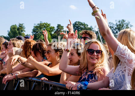 Atmosfera a V Festival Hylands Park su 22/08/2015 a Hylands Park, Chelmsford. Persone nella foto: giovani ragazze danza nella san nella fila anteriore come Annie Mac gioca. Foto di Julie Edwards Foto Stock