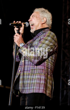 Tom Jones svolge V Festival Hylands Park su 22/08/2015 a Hylands Park, Chelmsford. Persone nella foto: Tom Jones. Foto di Julie Edwards Foto Stock