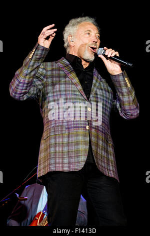 Tom Jones svolge V Festival Hylands Park su 22/08/2015 a Hylands Park, Chelmsford. Persone nella foto: Tom Jones. Foto di Julie Edwards Foto Stock