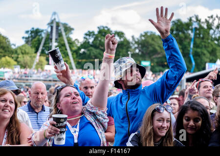 Atmosfera a V Festival Hylands Park il 23/08/2015 a Hylands Park, Chelmsford. Nella foto: la folla come i ciarlatani giocare. Foto di Julie Edwards Foto Stock