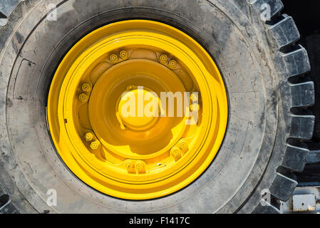 Ruota di colore giallo di un grande camion carico Foto Stock