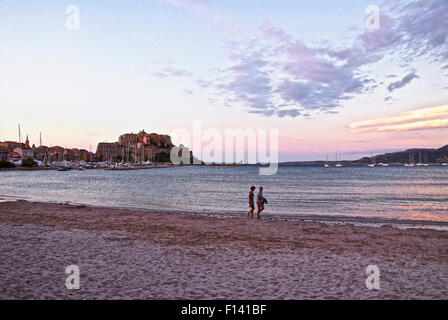 Serata di Calvi lungo la spiaggia Foto Stock