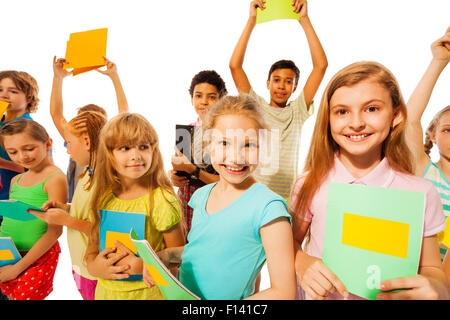 Mazzetto di cute ragazze e ragazzi azienda libri di testo Foto Stock