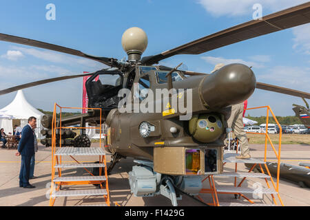 Mosca, Russia, mercoledì 26 agosto, 2015. Il dodicesimo International Moscow Aerospace Show MAKS 2015 è stata aperta nella città Zhukovsky nella regione di Mosca il 25 agosto 2015. Lo scopo della mostra è quello di dimostrare aerospaziale russa realizzazioni, di stipulare contratti e di negoziare progetti internazionali. Mil Mi-28 (Havoc) all-weather, giorno-notte, militare, tandem, due-sede anti-armor elicottero d'assalto sul display all'air show. Credito: Alex Immagini/Alamy Live News Foto Stock