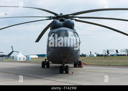 Mosca, Russia, mercoledì 26 agosto, 2015. Il dodicesimo International Moscow Aerospace Show MAKS 2015 è stata aperta nella città Zhukovsky nella regione di Mosca il 25 agosto 2015. Lo scopo della mostra è quello di dimostrare aerospaziale russa realizzazioni, di stipulare contratti e di negoziare progetti internazionali. Mil Mi-26 (Halo) trasporti pesanti elicottero. Esso è utilizzato per militari e civili e il più grande e potente elicottero in una produzione di massa. Credito: Alex Immagini/Alamy Live News Foto Stock