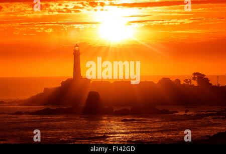 California Scenic faro tramonto. Pigeon Point, California, Stati Uniti. Pacific Ocean Shore. Foto Stock