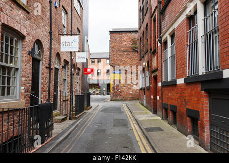 Palazzi in mattoni rossi in stretta back turner street Northern Quarter Manchester Regno Unito Foto Stock